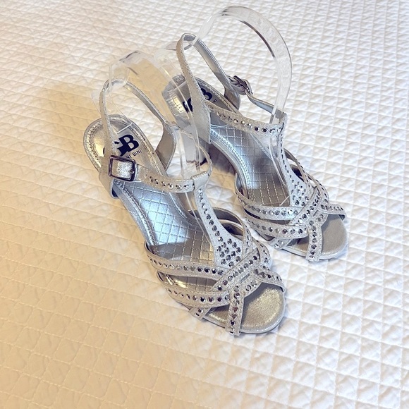Gianni Bini - Silver Heels With a 4” heel, EMBELLISHED  size 6 Look New ❣️❣️❣️ - Picture 10 of 11
